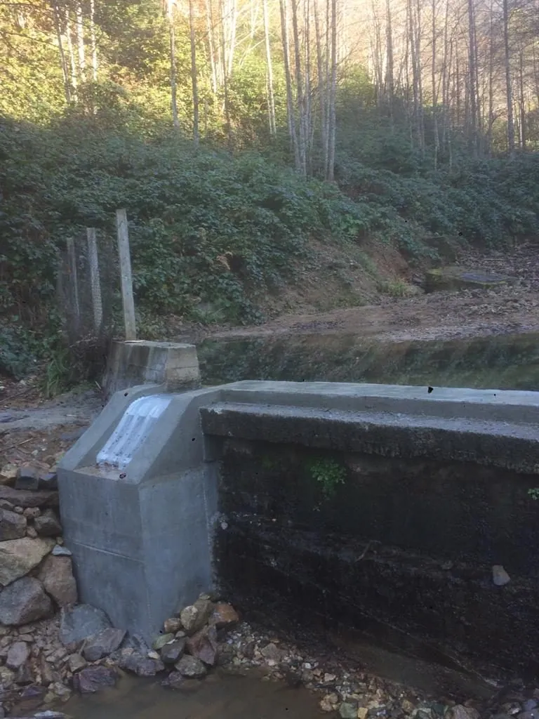 ADENCO-45-0.45 Coanda-Einlaufrechen, 15 l/s Wasserfassung für Trinkwasser, Coanda-Rechen auf einem Wehr im herbstlichen Wald, Trabzon, Türkiye