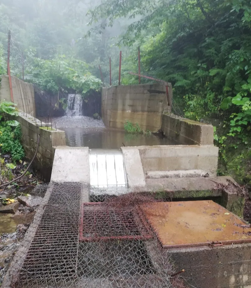 ADENCO-45-0.60 Coanda-Einlaufrechen, 20 l/s Wasserfassung für Trinkwasser, Wasserfassung unterhalb einer Kaskade mit einer Gabionenwand daneben, Trabzon, Türkiye