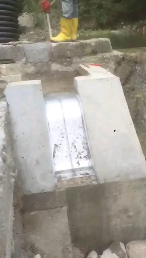 ADENCO-45-0.30 Coanda-Einlaufrechen, 10 l/s Wasserfassung für Trinkwasser, Coanda-Rechen in einem schmalen Betonkanal, Trabzon, Türkiye