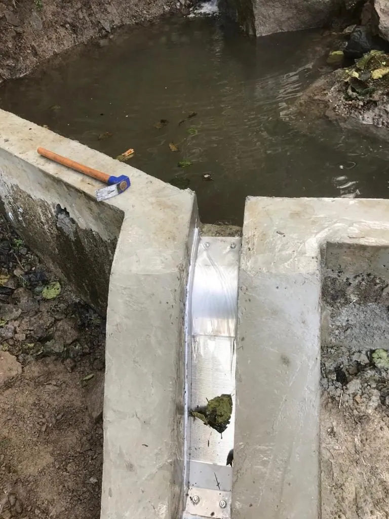 ADENCO-45-0.15 Coanda-Einlaufrechen, 5 l/s Wasserfassung für Trinkwasser, kleiner Coanda-Rechen in einem Betonkanal, Blick von oben, Trabzon, Türkiye