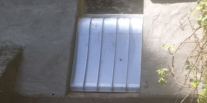 ADENCO-70-0.75 Coanda-Einlaufrechen, 50 l/s Wasserfassung für Trinkwasser, Coanda-Rechen in einem Betonkanal von oben gesehen, mit Sträuchern am Rand, Trabzon, Türkiye