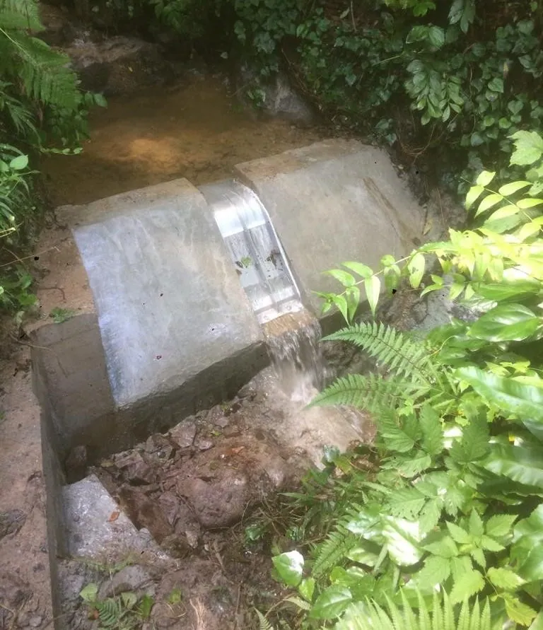 ADENCO-45-0.30 Coanda-Einlaufrechen, 10 l/s Wasserfassung für Trinkwasser, kleiner Coanda-Rechen in einer Betonwasserfassung an einem Waldbach, Trabzon, Türkiye