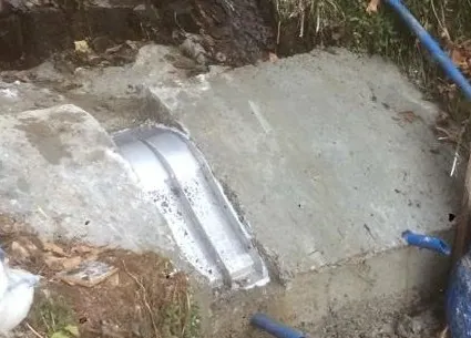 ADENCO-45-0.30 Coanda-Einlaufrechen, 10 l/s Wasserfassung für Trinkwasser, Coanda-Rechen in einer Betonwasserfassung an einem Hang, Draufsicht, Trabzon, Türkiye
