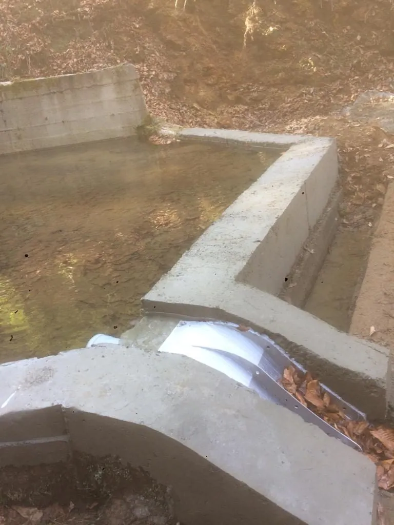 ADENCO-45-0.30 Coanda-Einlaufrechen, 10 l/s Wasserfassung für Trinkwasser, Coanda-Rechen am oberstromigen Ende eines langen Betonkanals, Trabzon, Türkiye