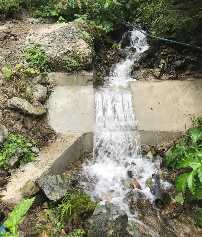 ADENCO-45-0.90 Coanda-Einlaufrechen, 30 l/s Wasserfassung für Trinkwasser, Coanda-Rechen an einem Gebirgsbach bei vollem Durchfluss, Trabzon, Türkiye