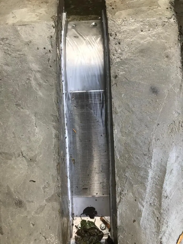 ADENCO-45-0.15 Coanda-Einlaufrechen, 5 l/s Wasserfassung für Trinkwasser, Coanda-Rechen in einem schmalen Betonkanal, Draufsicht, Trabzon, Türkiye