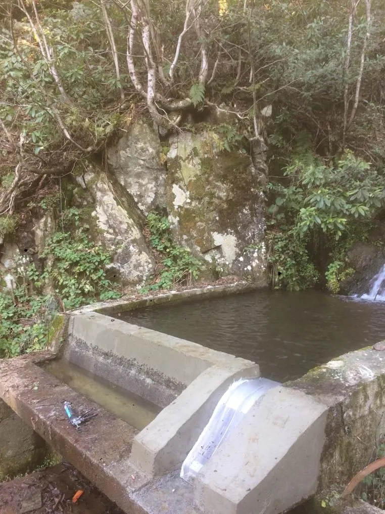ADENCO-45-0.30 Coanda-Einlaufrechen, 10 l/s Wasserfassung für Trinkwasser, Coanda-Rechen in einer Betonwasserfassung an einer Felswand, Trabzon, Türkiye