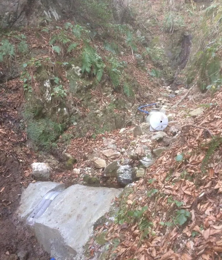 ADENCO-45-0.30 Coanda-Einlaufrechen, 10 l/s Wasserfassung für Trinkwasser, Coanda-Rechen in einer laubbedeckten Wasserfassung am Hang, Trabzon, Türkiye