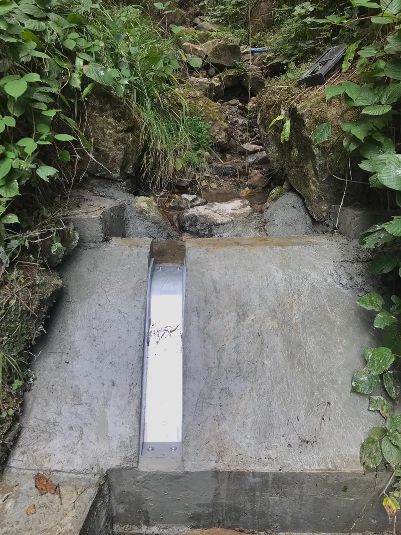 ADENCO-45-0.15 Coanda-Einlaufrechen, 5 l/s Wasserfassung für Trinkwasser, kleiner Coanda-Rechen in eine Betonplatte eingelassen, Trabzon, Türkiye