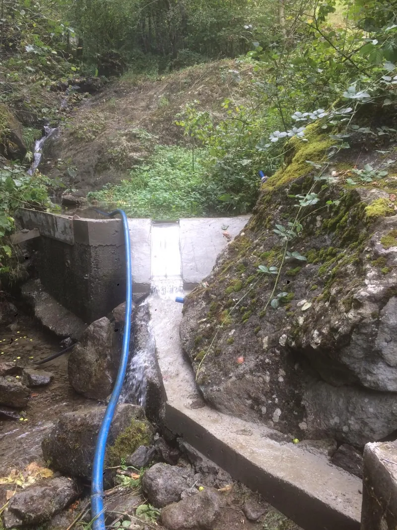 ADENCO-45-0.30 Coanda-Einlaufrechen, 10 l/s Wasserfassung für Trinkwasser, Coanda-Rechen auf einem kleinen Wehr mit Zuleitung, Trabzon, Türkiye
