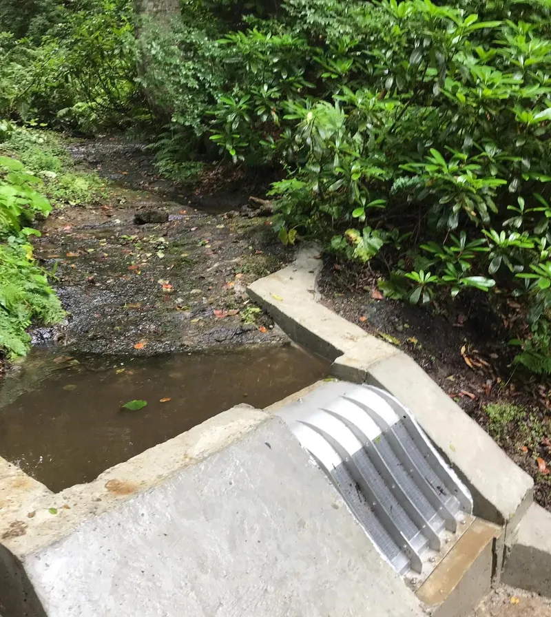 ADENCO-45-0.60 Coanda-Einlaufrechen, 20 l/s Wasserfassung für Trinkwasser, Coanda-Rechen auf einem Wehr quer über einem Bach im Wald, Trabzon, Türkiye