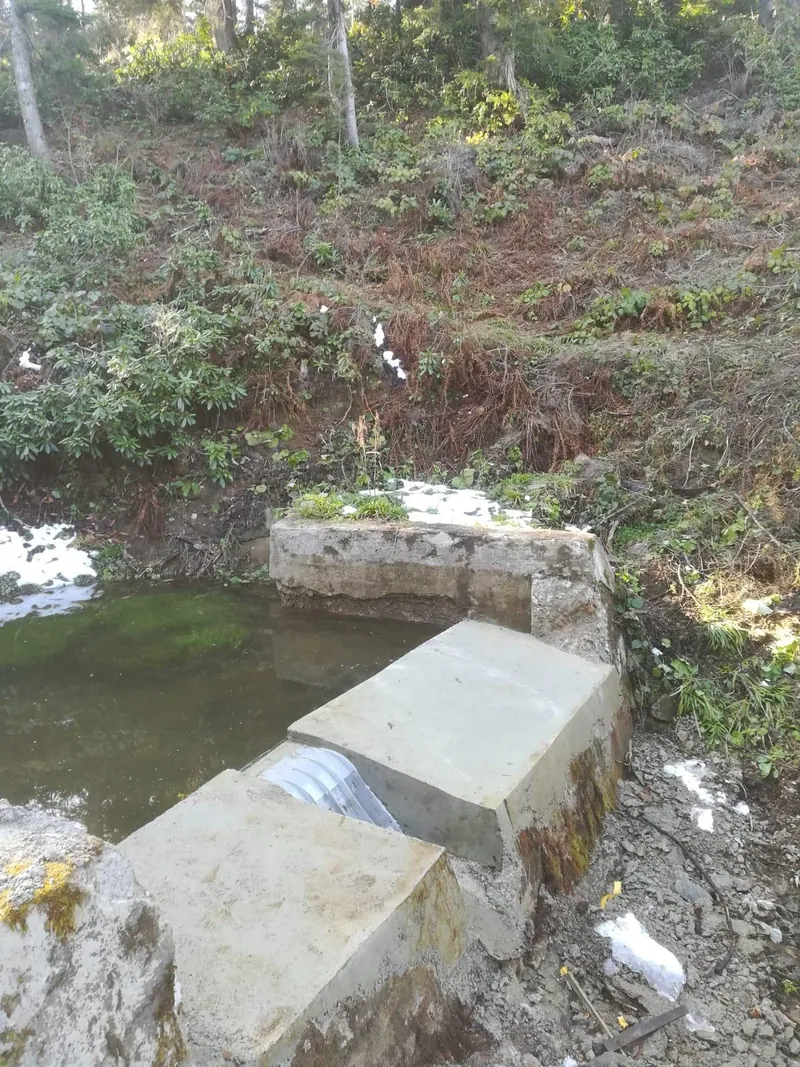 ADENCO-45-0.60 Coanda-Einlaufrechen, 20 l/s Wasserfassung für Trinkwasser, Coanda-Rechen in einem Einlaufblock aus Beton an einem kleinen Fluss, Trabzon, Türkiye