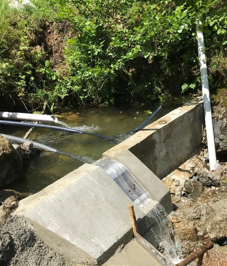 ADENCO-45-0.30 Coanda-Einlaufrechen, 10 l/s Wasserfassung für Trinkwasser, Coanda-Rechen in einem Einlaufbauwerk aus Beton an einem kleinen Fluss, Trabzon, Türkiye