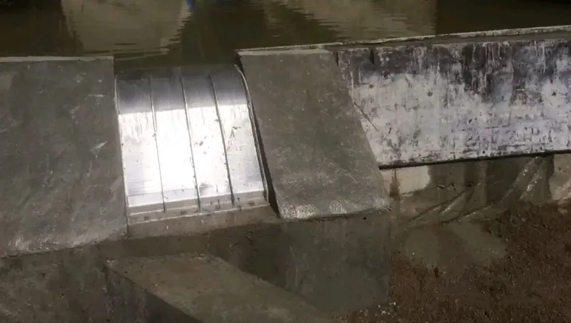 ADENCO-45-0.60 Coanda-Einlaufrechen, 20 l/s Wasserfassung für Trinkwasser, Coanda-Rechen zwischen zwei Betonblöcken, Trabzon, Türkiye