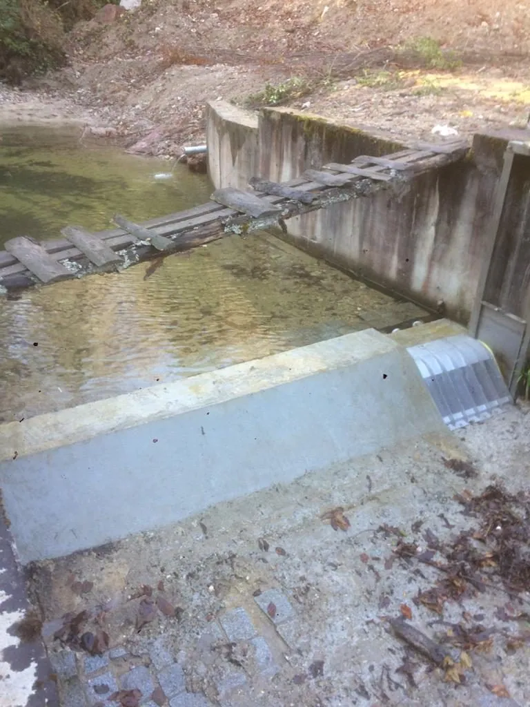 ADENCO-45-0.90 Coanda-Einlaufrechen, 30 l/s Wasserfassung für Trinkwasser, Coanda-Rechen auf einem Wehr über einem ruhigen Wasserbecken, Trabzon, Türkiye