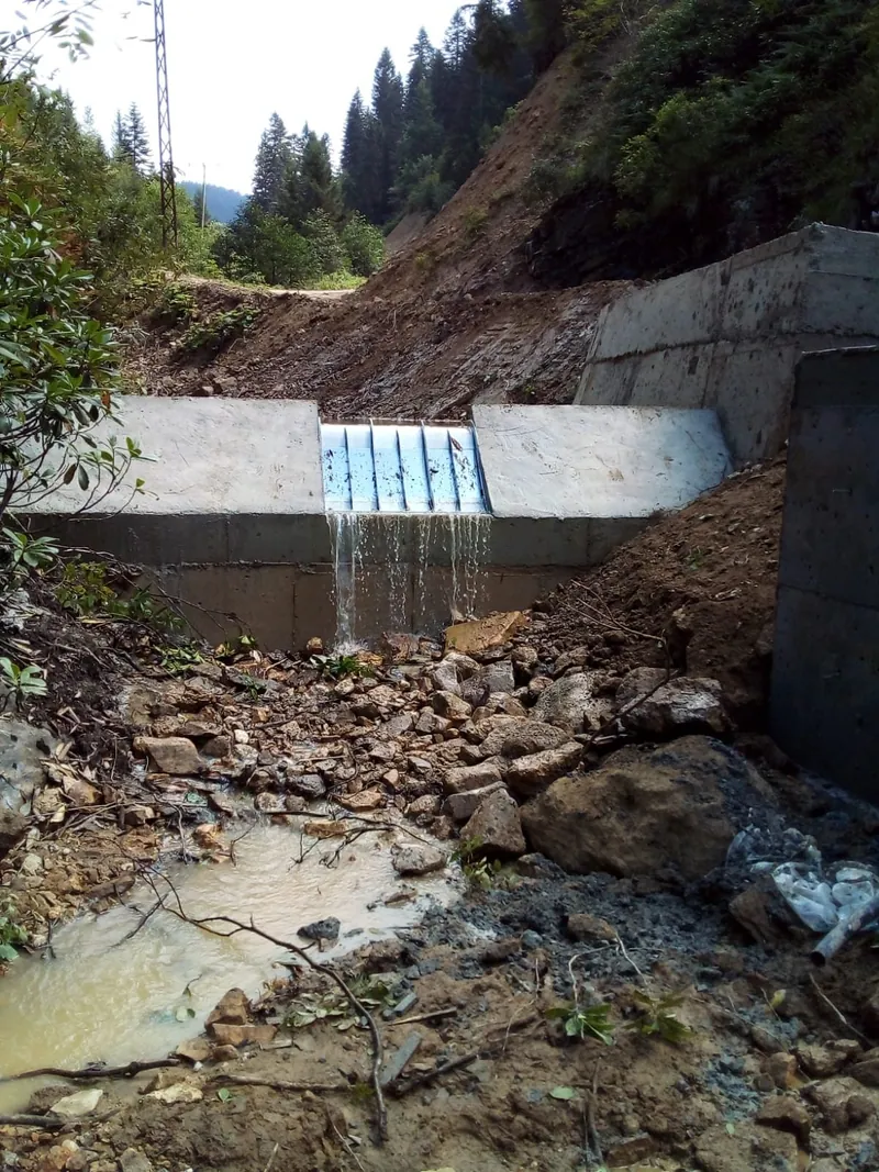ADENCO-45-0.90 Coanda-Einlaufrechen, 30 l/s Wasserfassung für Trinkwasser, Wehr mit dem Coanda-Rechen in einem steilen, bewaldeten Tal, Trabzon, Türkiye
