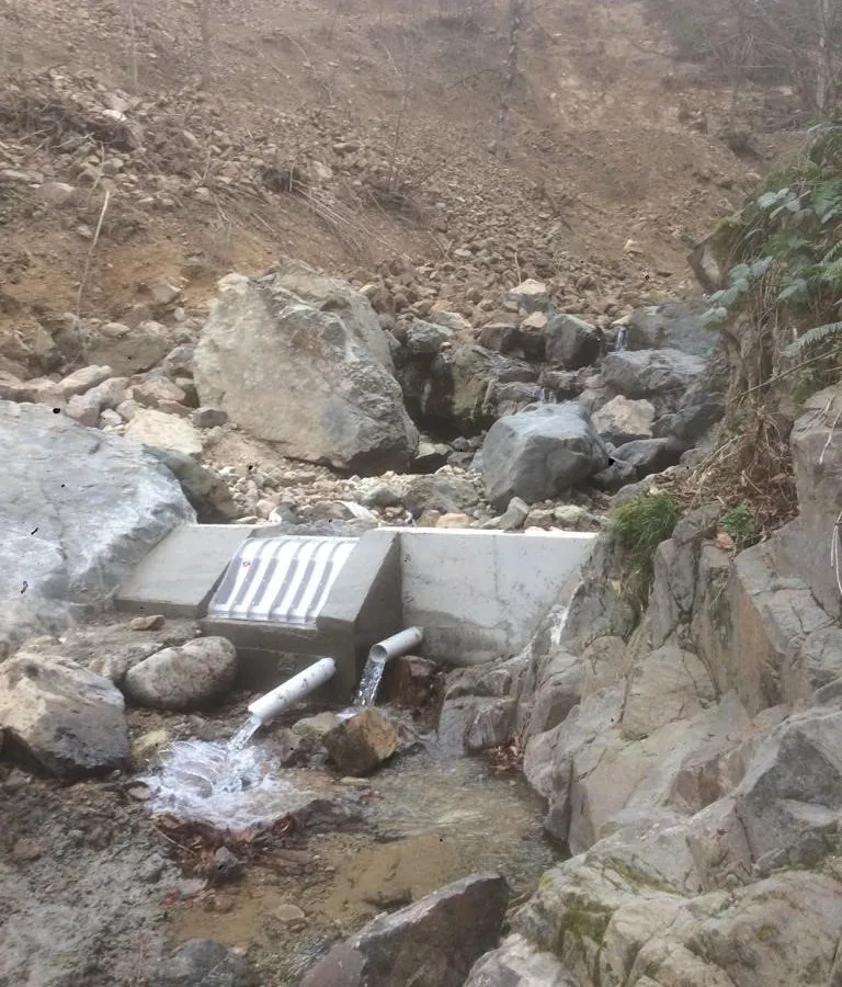 ADENCO-45-0.90 Coanda-Einlaufrechen, 30 l/s Wasserfassung für Trinkwasser, Coanda-Rechen in einem felsigen Bachbett, Trabzon, Türkiye